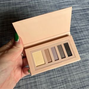 Maybelline Gigi Hadid “GG02 cool” eye contour palette